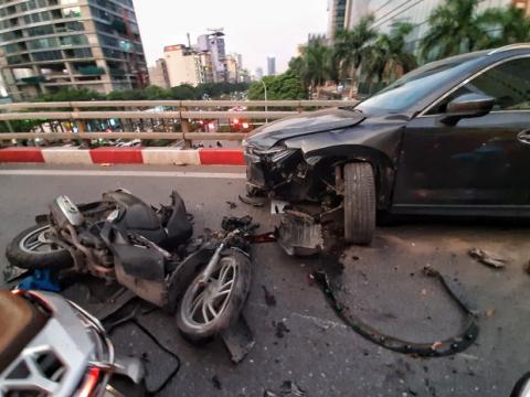 Hà Nội: Tai nạn liên hoàn giữa xe SH và 2 ô tô trên cầu vượt Nguyễn Chánh, một người nguy kịch