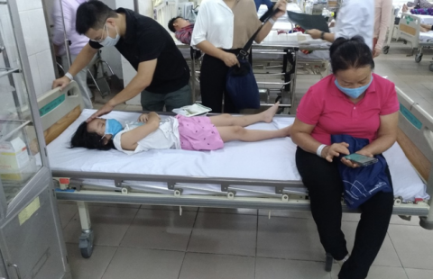 Hơn 20 trẻ nhập viện vì nôn ói, tiêu chảy sau bữa ăn tại trường tiểu học, hàng chục học sinh khác biểu hiện bất thường - 2 Hơn 20 trẻ nhập viện vì nôn ói, tiêu chảy sau bữa ăn tại trường tiểu học, hàng chục học sinh khác biểu hiện bất thường - 2