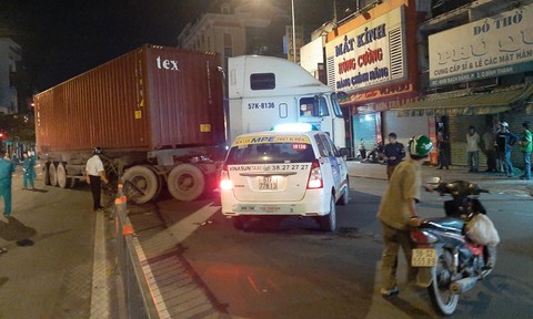 Xe container húc văng giải phân cách, tông 2 ôtô trên phố Sài Gòn - 1