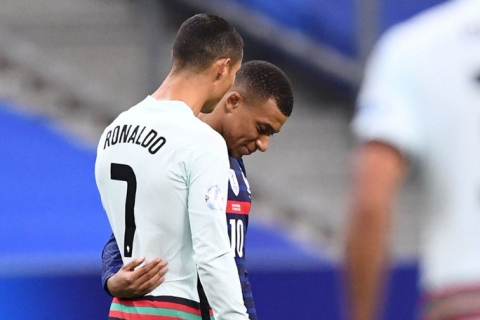 Ronaldo mắc Covid-19: Lộ nguy cơ lây nhiễm hàng loạt - 1