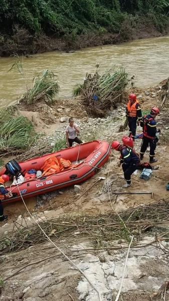 Hiện trường bị san bằng kinh hoàng của nhà điều hành thủy điện Rào Trăng 3 sau vụ sạt lở - Ảnh 2. Hiện trường bị san bằng kinh hoàng của nhà điều hành thủy điện Rào Trăng 3 sau vụ sạt lở - Ảnh 2.