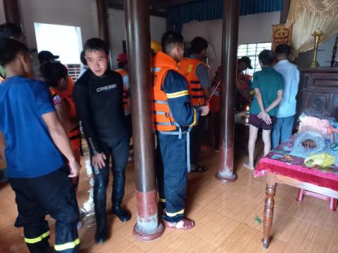 Tìm thấy thi thể người đàn ông bị nước lũ cuốn trôi khi đang đi phát quà từ thiện - 2