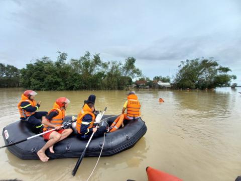 Tìm thấy thi thể người đàn ông bị nước lũ cuốn trôi khi đang đi phát quà từ thiện