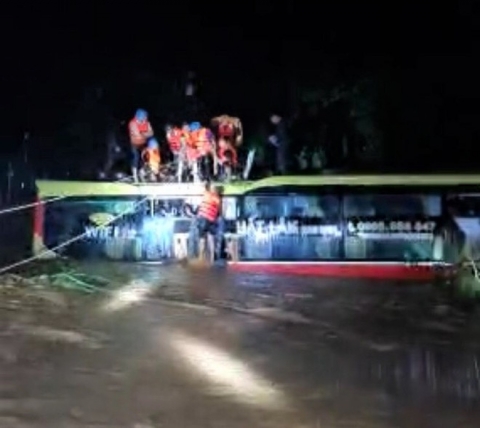 Giải cứu chiếc xe ô tô chở 18 hành khách bị lũ cuốn trôi hơn 100m trong đêm - Ảnh 1.