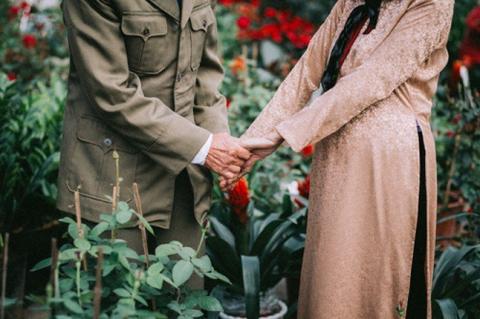 Không chỉ yêu thương người bạn đời của mình, tình thương ấy còn được ông bà Hiếu Thảo dành trọn cho con, cho cháu.  