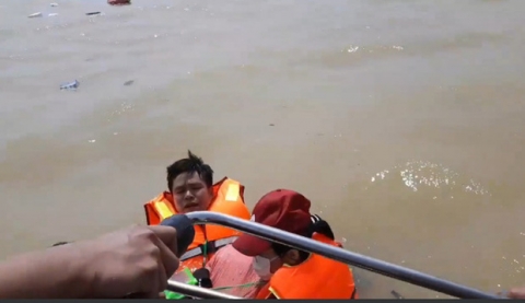 Quảng Bình: Đoàn cứu trợ 6 người bị lật thuyền rơi xuống dòng lũ dữ