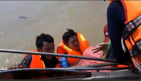 Quảng Bình: Đoàn cứu trợ 6 người bị lật thuyền rơi xuống dòng lũ dữ - 1