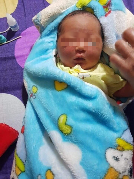 Hà Tĩnh: Phát hiện bé gái sơ sinh trong chiếc chăn nhung bị bỏ rơi ngoài đồng lúc rạng sáng