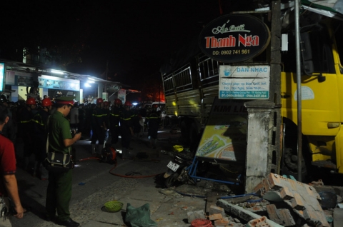 Tai nạn liên hoàn sau cú nổ lớn, ô tô 7 chỗ lao thẳng vào nhà dân, ít nhất 2 người tử vong - 1