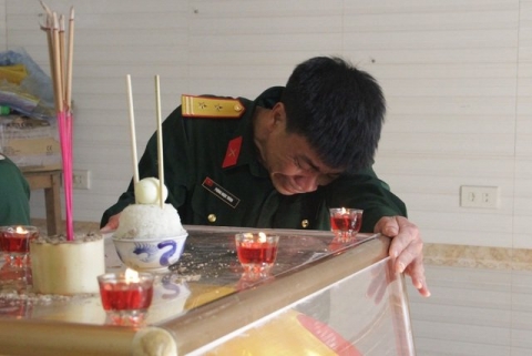 Cha liệt sĩ Phùng Thanh Tùng bật khóc bên bàn thờ con.