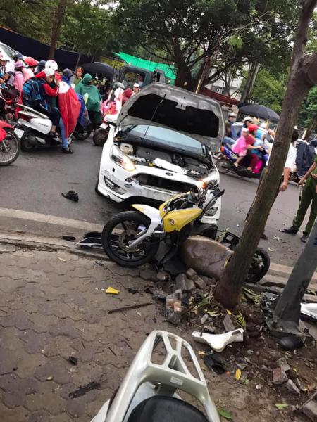 Hà Nội: Kinh hoàng ô tô 'điên' mất lái hất văng người đi xe máy vào nhà dân ven đường - 2