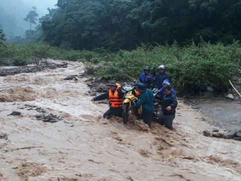 Miền Trung chống chọi lũ dâng, núi lở - Ảnh 1. Miền Trung chống chọi lũ dâng, núi lở - Ảnh 1.