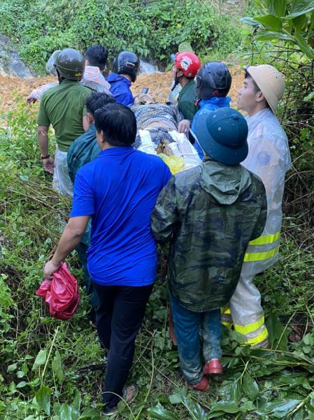 Nạn nhân vụ sạt lở núi bàng hoàng kể lại phút thoát chết: 'Tôi bị đất đá vùi, bò được ra ngoài cùng 1 người gãy chân' - 1