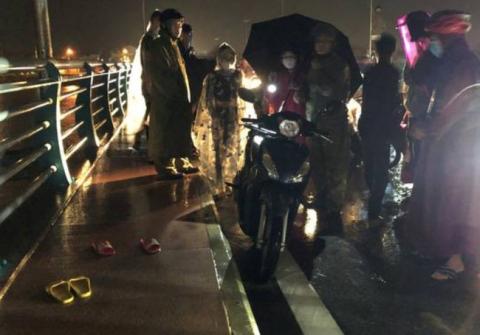 Quảng Ngãi: Mâu thuẫn gia đình, mẹ ôm 2 con lên cầu giữa lúc nước lũ dâng cao, để lại xe máy và 2 đôi dép