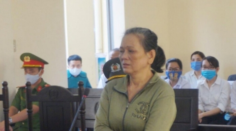 Người phụ nữ bạo hành mẹ già ở Long An gây phẫn nộ dư luận lãnh án 4 năm tù Ảnh 1