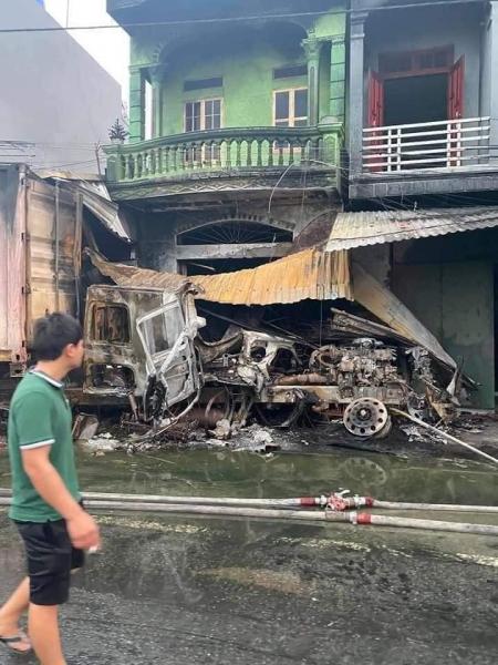 2 xe container va chạm khiến 3 nhà dân bốc cháy, tài xế tử vong tại chỗ - 1