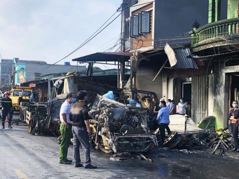 2 xe container va chạm khiến 3 nhà dân bốc cháy, tài xế tử vong tại chỗ - 3