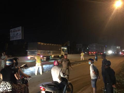 TP.HCM: Vợ vừa bế con nhỏ vừa ôm thi thể chồng sau va chạm với xe container khiến người đi đường xót xa - 2