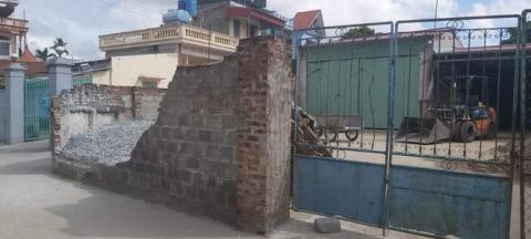 Tường nhà dân đổ sập, bé gái 11 tuổi tử vong - 1