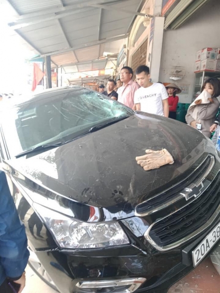 Thái Nguyên: Kinh hoàng ô tô đấu đầu xe máy, một người bị hất văng lên mái nhà tử vong