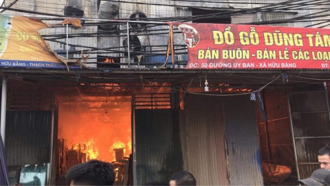 Hà Nội: Hỏa hoạn kinh hoàng thiêu rụi nhiều nhà xưởng sản xuất đồ gỗ