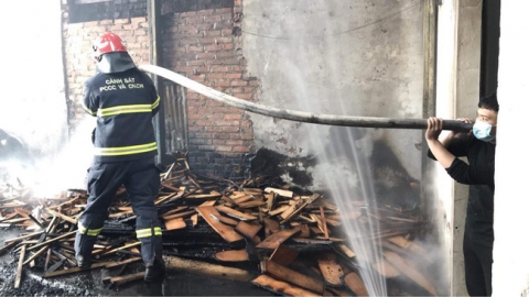 Hà Nội: Hỏa hoạn kinh hoàng thiêu rụi nhiều nhà xưởng sản xuất đồ gỗ - 2