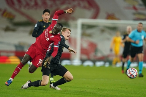 Sai lầm ngớ ngẩn của thủ môn giúp Liverpool giành vé vào knock-out Champions League - Ảnh 5.