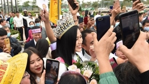 Ngoài Hoa hậu H'Hen Niê, đến Đỗ Thị Hà khán giả mới lại thấy được cảnh tưởng người dân chen nhau đón Hoa hậu về quê như vậy.