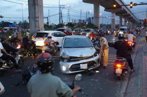 Ô tô tông hàng loạt xe máy gần giao lộ ở Sài Gòn, nhiều người nằm la liệt - 3