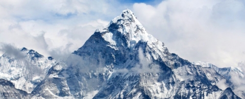 Đỉnh Everest có độ cao mới: Kỷ lục nóc nhà thế giới bị xô đổ? - Ảnh 1.