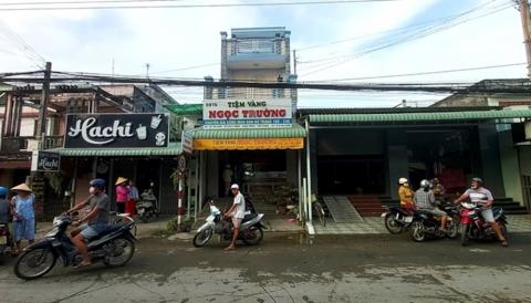 Nam thanh niên đeo khẩu trang kín mặt bất ngờ tấn công, đánh liên tiếp vào mặt chủ tiệm vàng