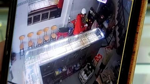 Nam thanh niên đeo khẩu trang kín mặt bất ngờ tấn công, đánh liên tiếp vào mặt chủ tiệm vàng - 1