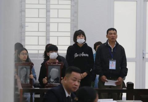 Vụ chồng sát hại vợ cùng con trai vì nghi vợ ngoại tình: Người thân đau xót đem di ảnh 2 mẹ con đến tòa - 4