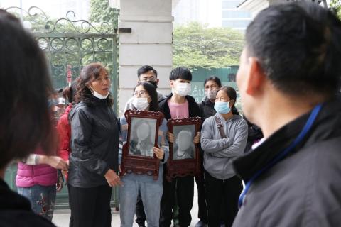 Vụ chồng sát hại vợ cùng con trai vì nghi vợ ngoại tình: Người thân đau xót đem di ảnh 2 mẹ con đến tòa