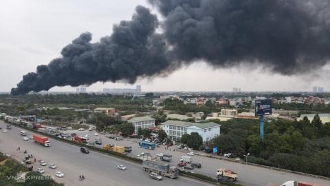 Cháy lớn dưới cầu Thanh Trì, cột khói đen bốc cao hàng chục mét Cháy lớn dưới cầu Thanh Trì, cột khói đen bốc cao hàng chục mét