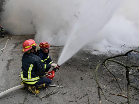 Cháy lớn dưới cầu Thanh Trì, cột khói đen bốc cao hàng chục mét - 2 Cháy lớn dưới cầu Thanh Trì, cột khói đen bốc cao hàng chục mét - 2