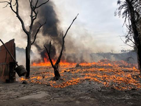 Cháy lớn dưới cầu Thanh Trì, cột khói đen bốc cao hàng chục mét - 3 Cháy lớn dưới cầu Thanh Trì, cột khói đen bốc cao hàng chục mét - 3