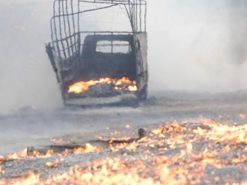 Cháy lớn dưới cầu Thanh Trì, cột khói đen bốc cao hàng chục mét - 5 Cháy lớn dưới cầu Thanh Trì, cột khói đen bốc cao hàng chục mét - 5