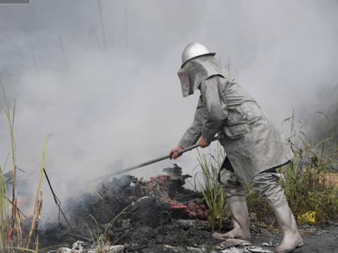 Cháy lớn dưới cầu Thanh Trì, cột khói đen bốc cao hàng chục mét - 1 Cháy lớn dưới cầu Thanh Trì, cột khói đen bốc cao hàng chục mét - 1
