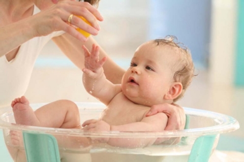 Sai lầm khi tắm cho trẻ sơ sinh