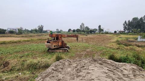 Vụ máy ép cọc công trình đổ sập khiến 4 cháu nhỏ thương vong ở Bắc Ninh: Xót xa kẻ đầu bạc tiễn người đầu xanh - Ảnh 1. Vụ máy ép cọc công trình đổ sập khiến 4 cháu nhỏ thương vong ở Bắc Ninh: Xót xa kẻ đầu bạc tiễn người đầu xanh - Ảnh 1.