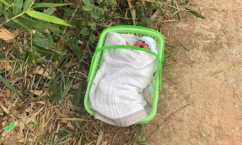 Xót xa bé trai sơ sinh bị bỏ rơi gần cổng chùa giữa thời tiết lạnh giá