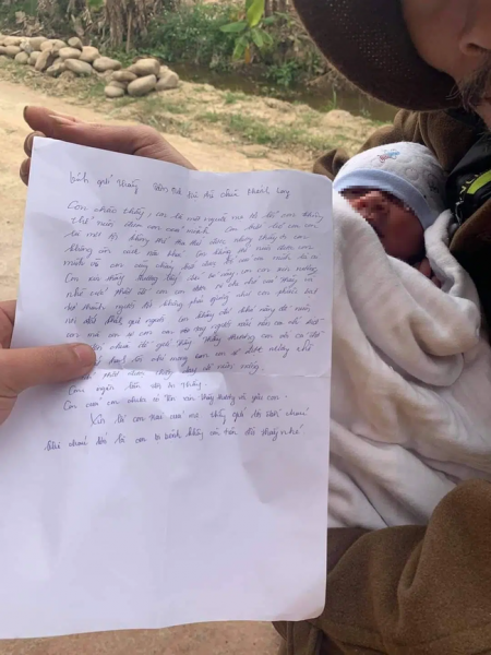 Xót xa bé trai sơ sinh bị bỏ rơi gần cổng chùa giữa thời tiết lạnh giá - 1