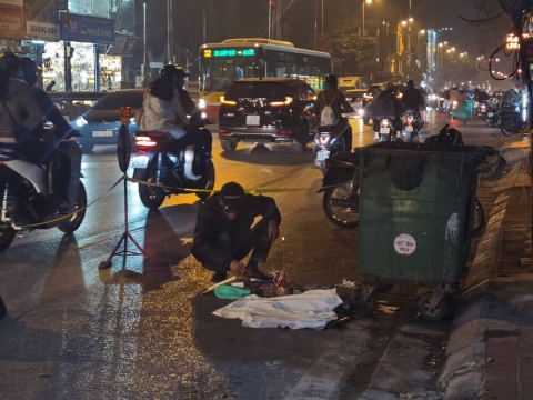 Vụ phát hiện thai nhi bên cạnh thùng rác trên phố Hà Nội: Do ai đó nạo thai xong vứt bỏ? - 1