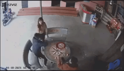 Cầm điếu cày đánh người tử vong sau câu nói 'mày chưa biết tao đâu' Cầm điếu cày đánh người tử vong sau câu nói 'mày chưa biết tao đâu'