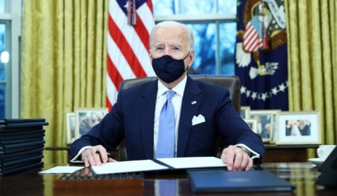 Sau lễ nhậm chức, ông Biden hủy bỏ nhiều quy định dưới thời ông Trump - Ảnh 1.