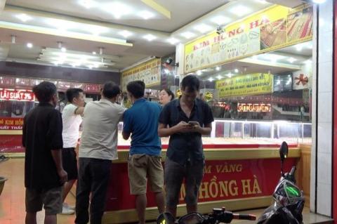 Bình Dương: Nữ quái cầm vàng bỏ chạy trước mặt chủ tiệm vàng Bình Dương: Nữ quái cầm vàng bỏ chạy trước mặt chủ tiệm vàng