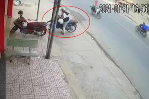 Bình Dương: Nữ quái cầm vàng bỏ chạy trước mặt chủ tiệm vàng - 1 Bình Dương: Nữ quái cầm vàng bỏ chạy trước mặt chủ tiệm vàng - 1