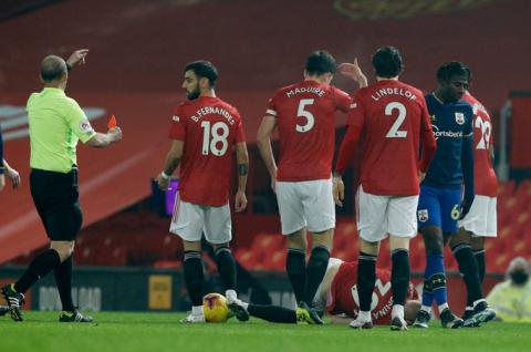 Trọng tài Mike Dean tiếp tay Man United kết liễu Southampton? - Ảnh 1.