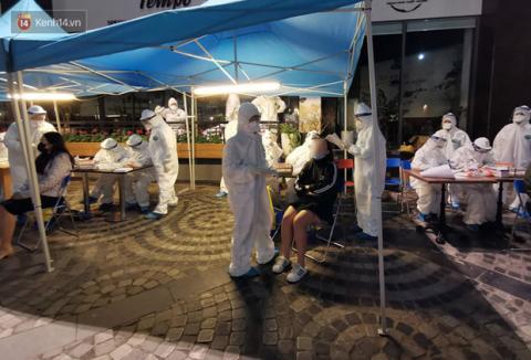 Hà Nội: Xuyên đêm lấy mẫu xét nghiệm toàn bộ cư dân tại chung cư nơi nhân viên ngân hàng mắc Covid-19 sinh sống - 2 Hà Nội: Xuyên đêm lấy mẫu xét nghiệm toàn bộ cư dân tại chung cư nơi nhân viên ngân hàng mắc Covid-19 sinh sống - 2